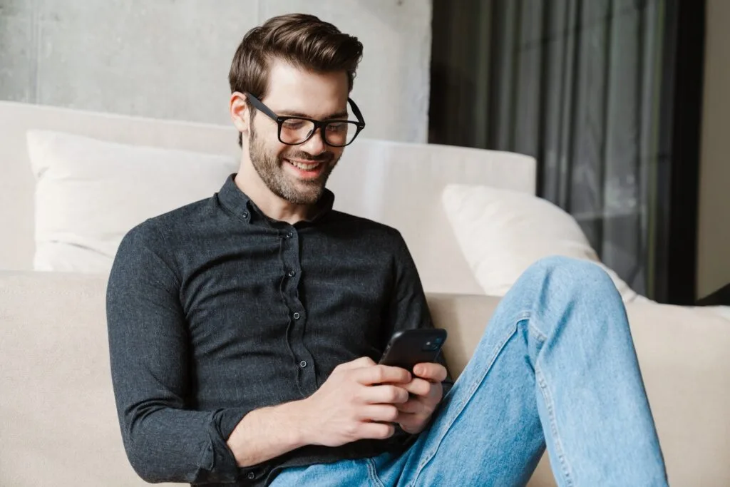 Client YumeVision consultant son site web sur smartphone